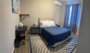 - une chambre avec un lit et un bureau dans l'établissement Lace Bed & Breakfast, à Georgetown