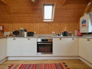Kuchyň nebo kuchyňský kout v ubytování Chalet Birchwood Cottage by Interhome