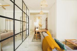 ein Wohnzimmer mit einem Sofa und einem Tisch in der Unterkunft Ocean View Ha Apartment in Cádiz