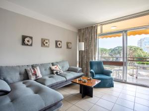 un soggiorno con divano e tavolo di Apartment Heliotel Marine by Interhome a Saint-Laurent-du-Var