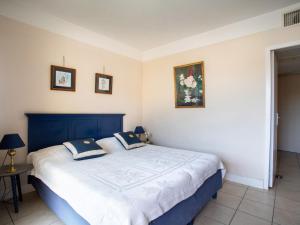 una camera con un letto con due cuscini sopra di Apartment Heliotel Marine by Interhome a Saint-Laurent-du-Var