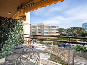 un patio con tavolo e sedie sul balcone. di Apartment Heliotel Marine by Interhome a Saint-Laurent-du-Var