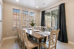 a dining room with a wooden table and chairs at Escondido Cove in Washington +38 photos