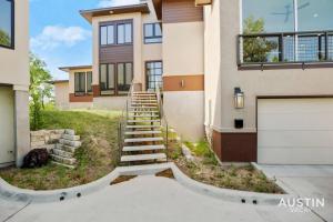 een huis met een trap naar een garage bij Stunning Two Living Rooms and 3-Room Primary Suite in Austin