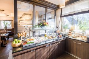 a kitchen with a buffet line with food at Hotel Stadtidyll & Dependancen in Rotenburg an der Wümme