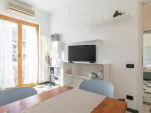un soggiorno con tavolo, 2 sedie e TV di Apartment Casa Lory by Interhome a Toirano