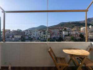 uma mesa e cadeiras numa varanda com vista em Apartment Casa Lory by Interhome em Toirano