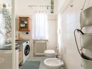 uma pequena casa de banho com WC e lavatório em Apartment Casa Lory by Interhome em Toirano