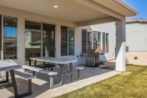 a patio with a picnic table and a grill at Desert Rose home in Washington +26 photos