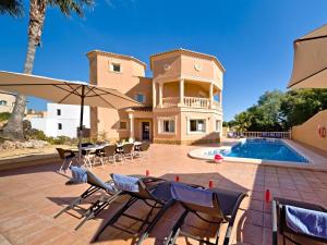 Willa z basenem i meblami ogrodowymi w obiekcie Villa Calpetenis by Interhome w mieście Calpe