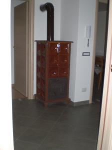 een kamer met een houten kast en een fornuis bij Casa Domenica in Mezzana