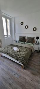 - une chambre avec un grand lit et 2 fenêtres dans l'établissement Golden Mont Centre Appartement, à Pau
