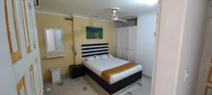 1 dormitorio pequeño con 1 cama en una habitación en HOSTAL PARMA, en Santa Marta