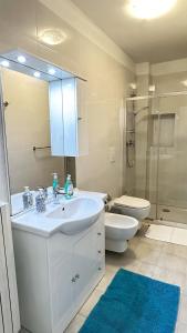 een badkamer met een wastafel, een toilet en een douche bij Da Enzo in Desenzano del Garda