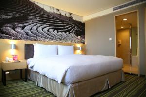 Tempat tidur dalam kamar di Tao Garden Hotel