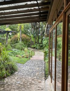 Una pasarela que conduce a un jardín desde un edificio en kaabna spa, en Villahermosa