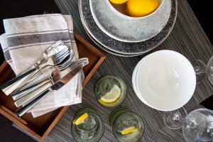 un tavolo con piatti e utensili e una ciotola di limoni di Kerem Luxury Beachfront Villas a Nathon Bay