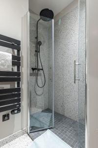 W łazience znajduje się prysznic ze szklanymi drzwiami. w obiekcie MY CASA - LA CROIX - Old Town - Modern apartment, 2 bedrooms w Nicei