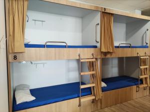 Albergue & Rooms Murgadán客房内的一张或多张双层床