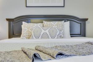 Una cama con manta y almohadas. en Miranda's Gem Condo en Orlando