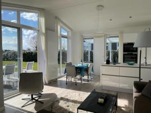een keuken en een woonkamer met een tafel en stoelen bij Holiday Home Vakantiehuis Ruisweg 56 by Interhome in Wemeldinge