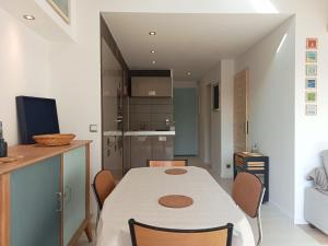 een keuken en eetkamer met een tafel en stoelen bij Apartment Port et golf-8 by Interhome in Anglet