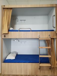 帕德隆Albergue & Rooms Murgadán的宿舍间的双层床,设有梯子