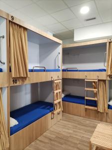 - une chambre avec des lits superposés sur un bateau dans l'établissement Albergue & Rooms Murgadán, à Padrón