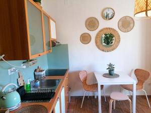 Studio apartman Cactus في زغرب: مطبخ مع حوض وطاولة مع كراسي
