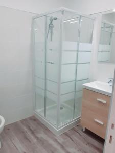 łazienka z przeszkloną kabiną prysznicową i umywalką w obiekcie appartement 45m2 parking gratuit en plein centre ville w mieście Valras-Plage +2 zdjęcia