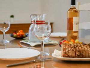 - une table avec des verres à vin et une assiette de nourriture dans l'établissement Apartment Super Plage-4 by Interhome, à Saint-Cyr-sur-Mer