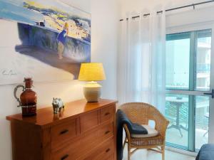 1 dormitorio con tocador con lámpara y silla en Elegant Colonial Style Ocean View Golf Del Sur en San Miguel de Abona