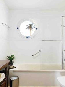y baño con bañera blanca y espejo. en Elegant Colonial Style Ocean View Golf Del Sur en San Miguel de Abona