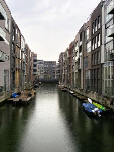 rzeka pomiędzy dwoma budynkami z łodziami w obiekcie ApartmentInCopenhagen Apartment 1417 w Kopenhadze