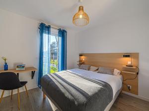 Postel nebo postele na pokoji v ubytování Apartment Les Villas du Men Du-2 by Interhome