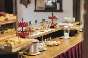 uma linha de buffet com produtos de pastelaria e outros produtos alimentares em Hotel Bären em Feldkirch