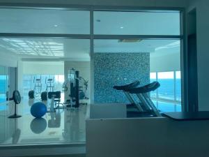 a room with a gym with a view of the ocean at Apartamento frente a la playa in Cartagena de Indias