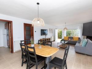 een woonkamer met een tafel en een bank bij Villa Neus by Interhome in Lloret de Mar +21 foto's
