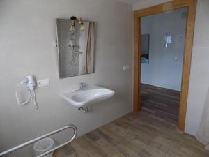 a bathroom with a sink and a mirror on the wall at Hotel Rural SUEÑOS DEL QUIJOTE in Madridejos