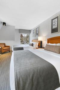 Postel nebo postele na pokoji v ubytování Banff Inn