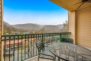 una mesa y sillas en un balcón con vistas en Summit Manor Condos Unit B3052 en Gatlinburg