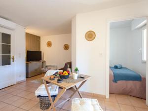 een woonkamer met een tafel en een bed bij Apartment Résidence Villa Toscane by Interhome in Saint-Raphaël