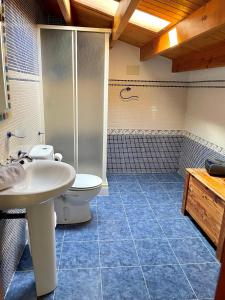 デニアにあるlolaのバスルーム(トイレ、洗面台、シャワー付)