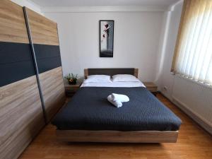 ein Schlafzimmer mit einem Bett mit einem weißen Stofftier drauf in der Unterkunft Casa Carol in Tăşnad