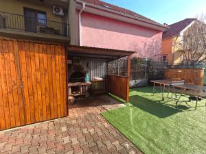 a backyard with a picnic table and a fence at Casa Carol in Tăşnad
