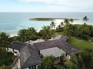 uma vista aérea do resort e do oceano em Twin Coves House home em Governorʼs Harbour