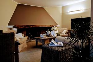 ein Wohnzimmer mit einem Sofa und einem Kamin in der Unterkunft Guest House DaLù in Dorgali