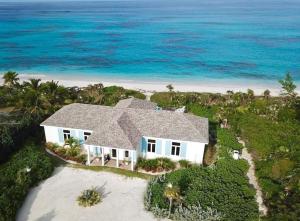 een luchtzicht op een huis op het strand bij Azure home in Palmetto Point