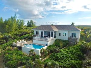 een luchtzicht op een huis met een zwembad bij Azure home in Palmetto Point