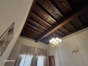 フィレンツェにあるB&B i Rinascimentiの部屋の天井に吊るされたシャンデリア